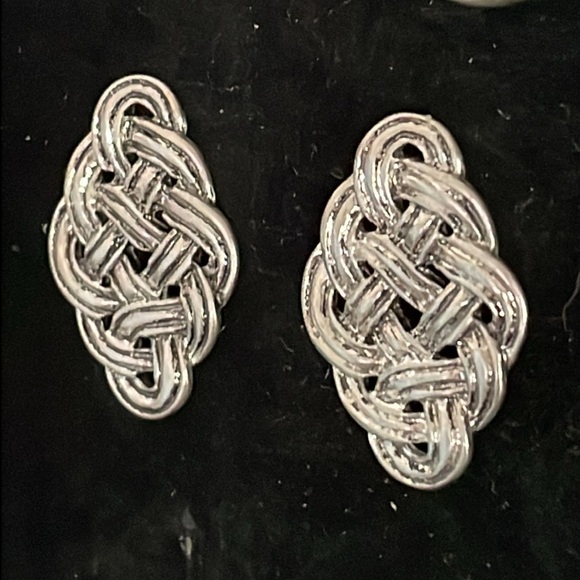 1 1/8” silver tone knotted Celtic weave pattern stud earrings - Picture 4 of 13